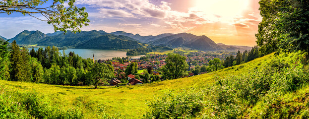 Panoramablick auf den Schliersee mit Alpen im Hintergrund